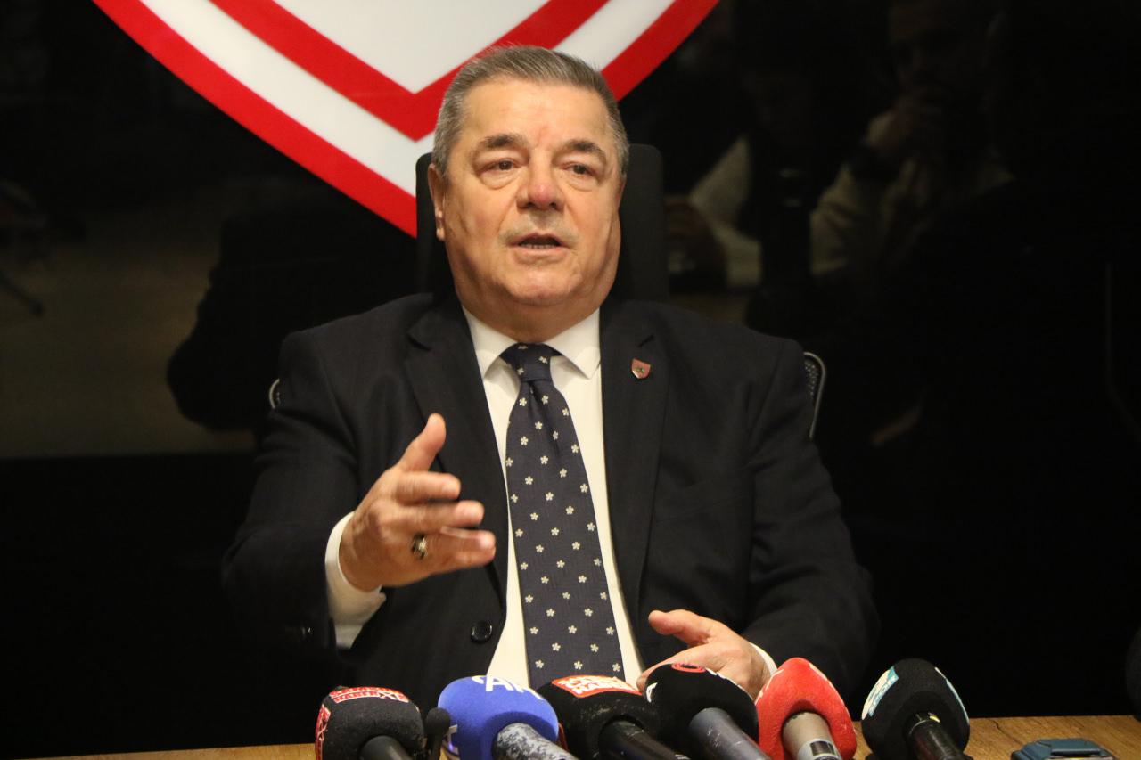 Samsunspor Başkanvekili Veysel Bilen, Nuri Asan Tesisleri’nde düzenlenen basın toplantısında.