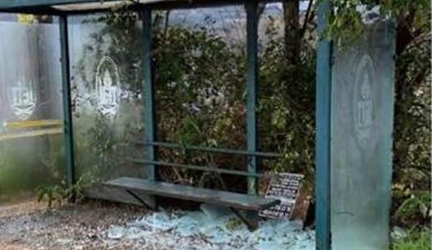 İstanbul'da otob&uuml;s duraklarının camlarını kıran ş&uuml;pheliler yakalandı