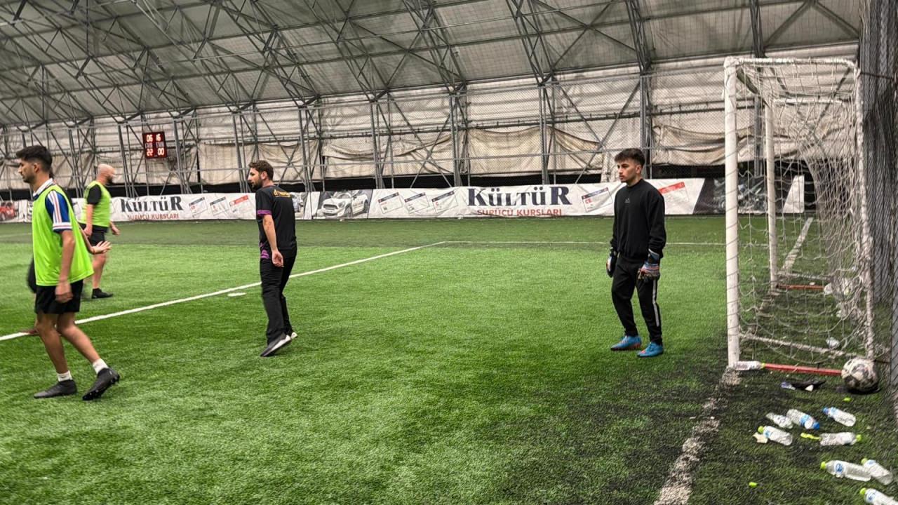 Emre Yılmaz, Düzce'de bir halı sahada kalecilik yaparken.