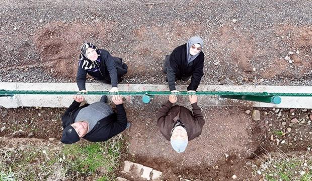 Kayseri'de bir mahalle tel &ouml;rg&uuml;yle ikiye b&ouml;l&uuml;nd&uuml;! B&ouml;lge halkı şaşkın