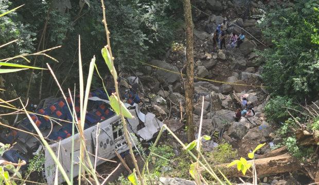 Kolombiya'da katliam gibi kaza! 20 metrelik u&ccedil;uruma yuvarlandı: 16 &ouml;l&uuml;