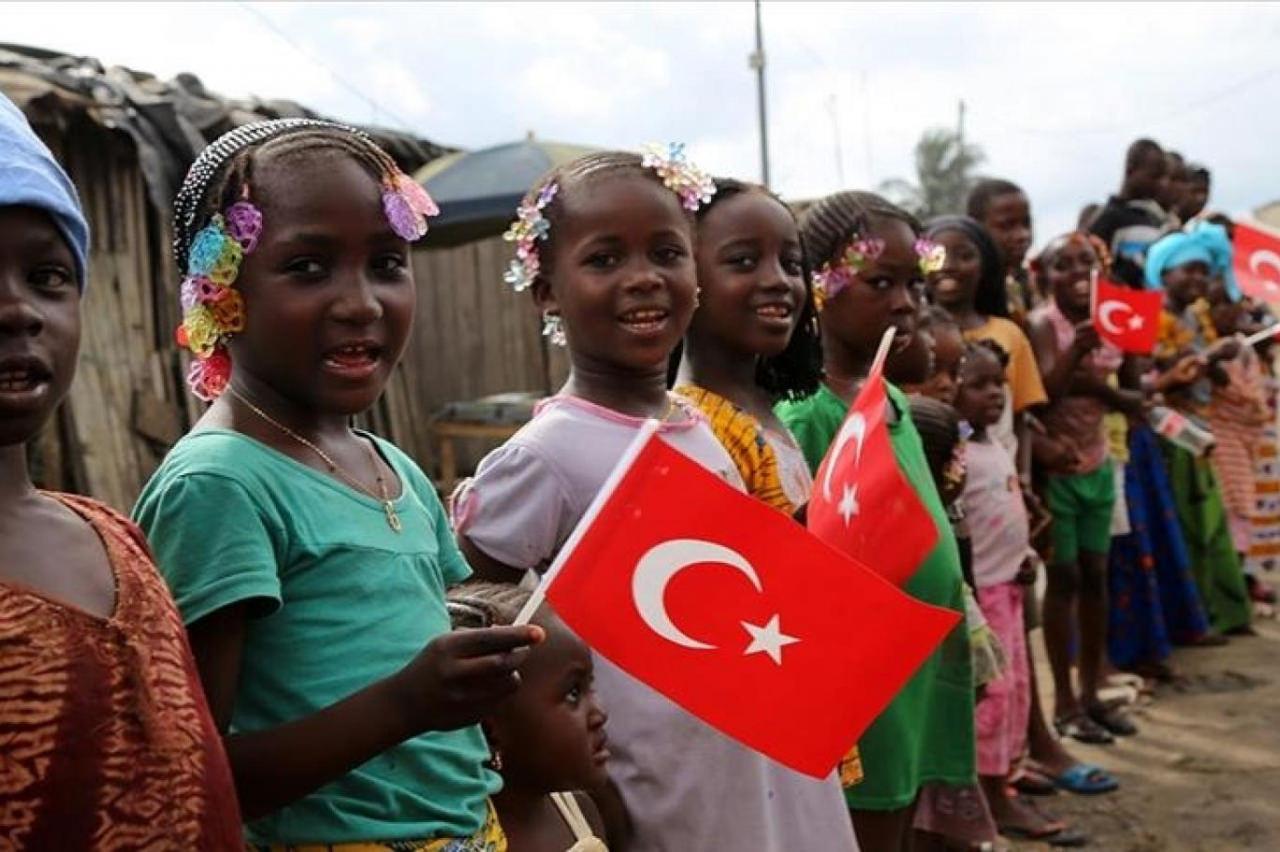 Türk bayrağı tutan çocuklar