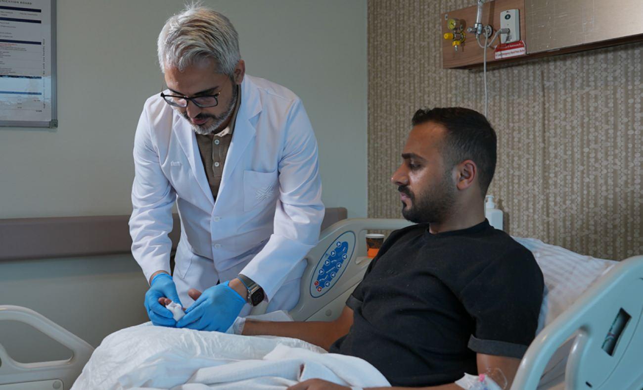 Motosiklet kazasında kopan parmak mikrocerrahi yöntemiyle yeniden dikildi
