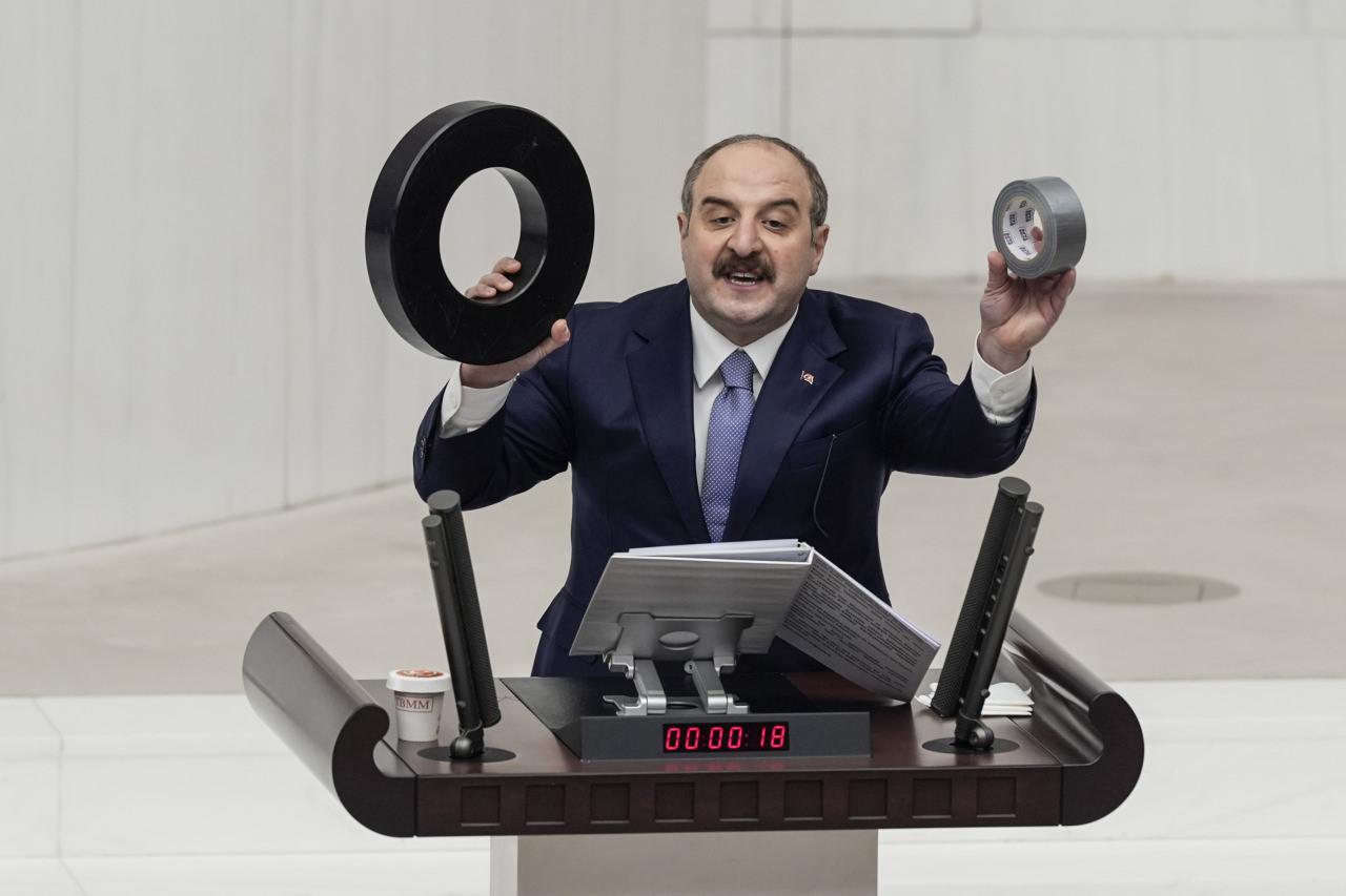 TBMM Genel Kurulu, 2026 yılı bütçe görüşmelerinin son gününde TBMM Başkanı Numan Kurtulmuş başkanlığında toplandı. AK Parti Bursa Milletvekili Mustafa Varank konuşmasını, Fergani Uzay tarafından tamamen milli imkanlarla geliştirilen Türkiye'nin ilk yörünge transfer aracı (YTA) FGN-TUG-S01'in ateşlemedeki itki sisteminde kullanılan yakıt materyalini göstererek yaptı.