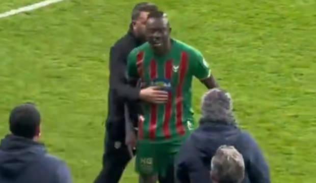 Oyundan alınınca &ccedil;ılgına d&ouml;nd&uuml;! Kendi hocasına saldırdı