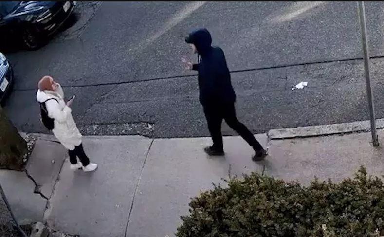 Rümeysa Öztürk, 25 Mart akşamı arkadaşlarıyla iftar yapmaya giderken yüzleri maskeli 6 ICE görevlisi tarafından gözaltına alınmıştı.