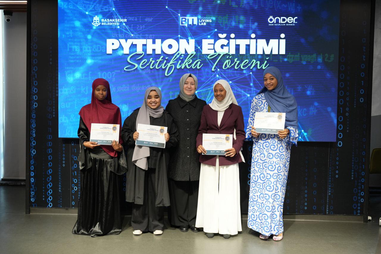 Uluslararası Şehit Mehmet Karaaslan Kız Anadolu İmam Hatip Lisesi’nde eğitim gören gençler, Python ile Oyunlaştırma Programlama eğitimi aldı.