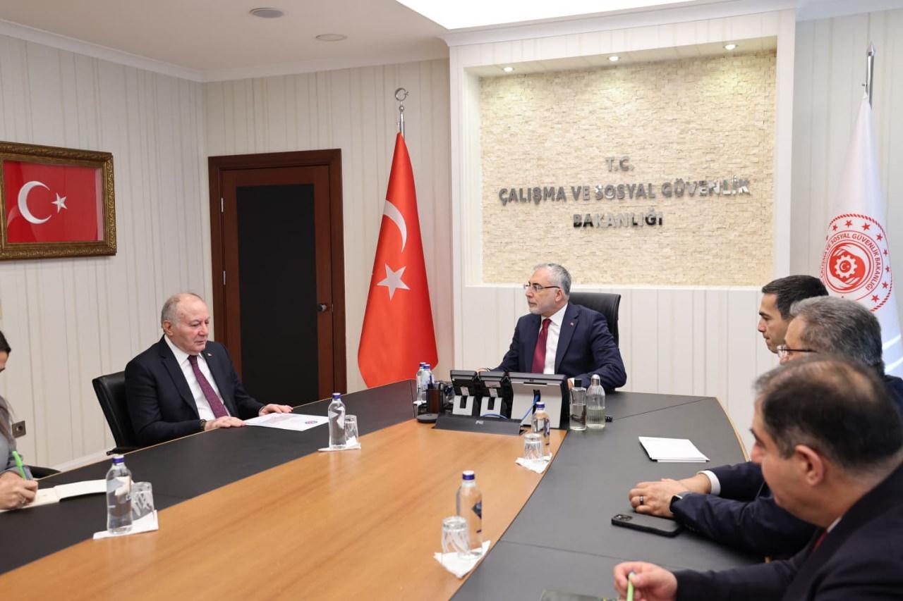Çalışma ve Sosyal Güvenlik Bakanı Vedat Işıkhan, Asgari Ücret Tespit Komisyonu görüşmeleri kapsamında Türkiye İşçi Sendikaları Konfederasyonu (TÜRK-İŞ) Genel Başkan Yardımcısı Ramazan Ağar ve Türkiye İşveren Sendikaları Konfederasyonu (TİSK) Yönetim Kurulu Başkanı Özgür Burak Akkol ile Bakanlık'ta bir araya geldi