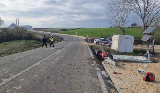 Tekirdağ'da motosiklet, yol kenarındaki tel &ccedil;ite &ccedil;arptı; 1 &ouml;l&uuml;, 1 yaralı