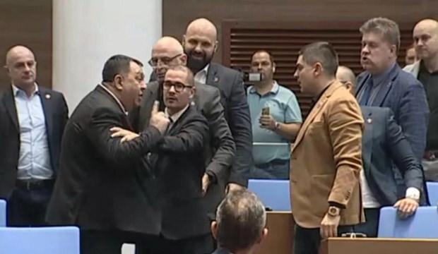 Bulgaristan meclisinde kavga! T&uuml;rk vekili hedef aldılar