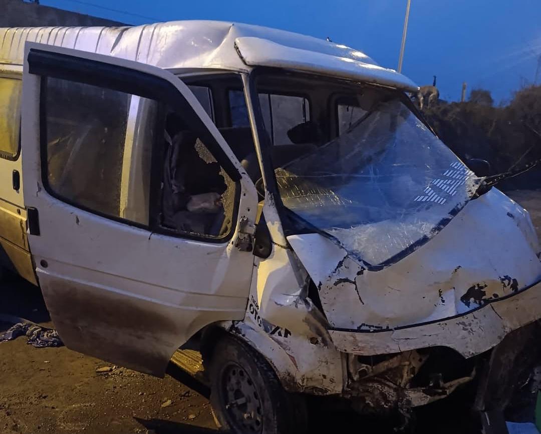 Sinop'ta işçi servis minibüsü ile otomobil çarpıştı. Ölü ve yaralılar var.