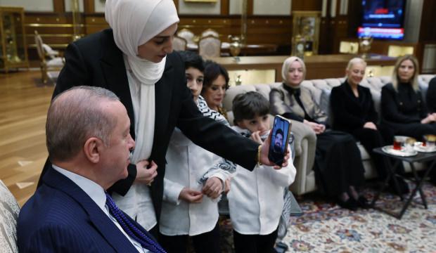 Cumhurbaşkanı Erdoğan AA foto muhabiri Ali Jadallah ile g&ouml;r&uuml;şt&uuml;