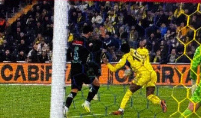 Duran'ın Fenerbahçe'ye penaltı kazandırdığı penaltı pozisyonu - Görüntü beIN SPORTS'tan alındı