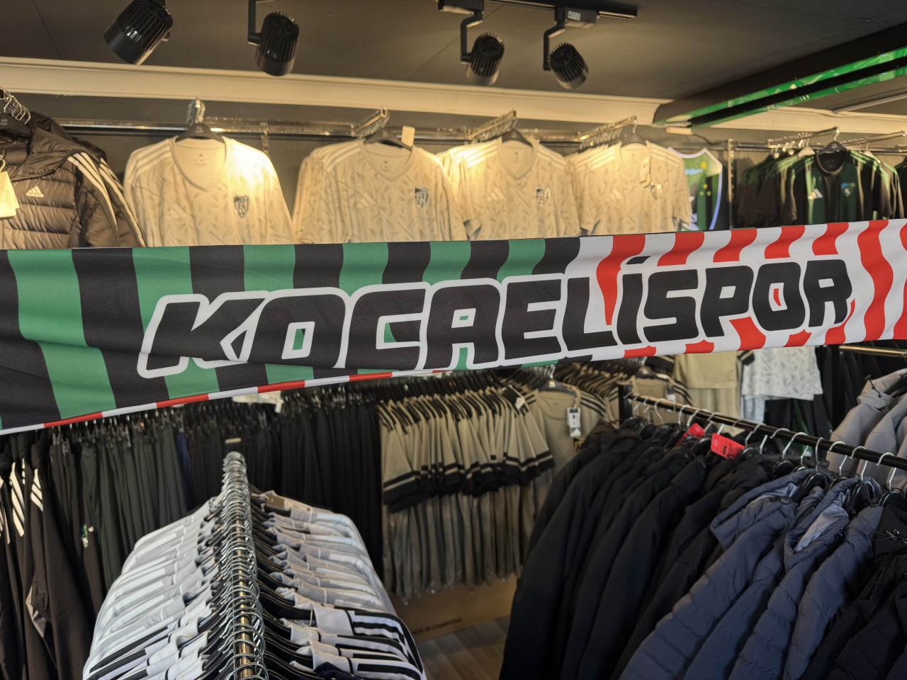 Maç öncesi Kocaelispor mağazalarında iki takımın renklerinin yer aldığı atkılar satışa çıktı.