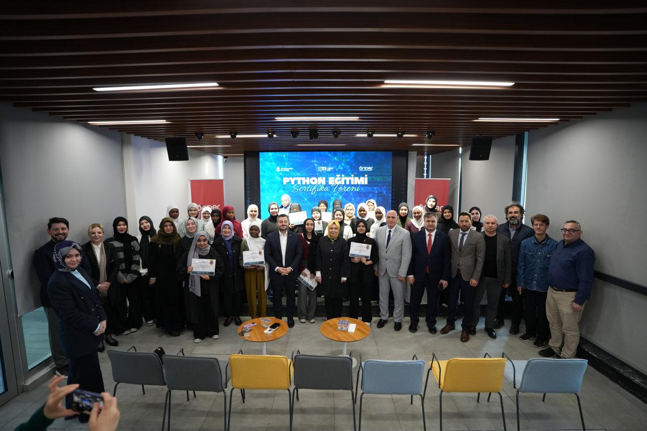 Uluslararası Şehit Mehmet Karaaslan Kız Anadolu İmam Hatip Lisesi’nde eğitim gören gençler, Python ile Oyunlaştırma Programlama eğitimi aldı. 