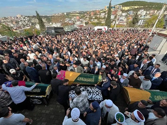 Hayatını kaybeden işçiler, gözyaşlarıyla toprağa verildi.