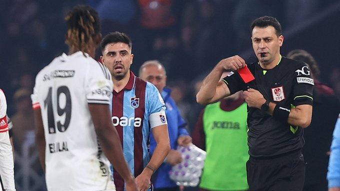 Ali Şansalan'ın El Bilal Toure'ye kırmızı kart gösterdiği pozisyon