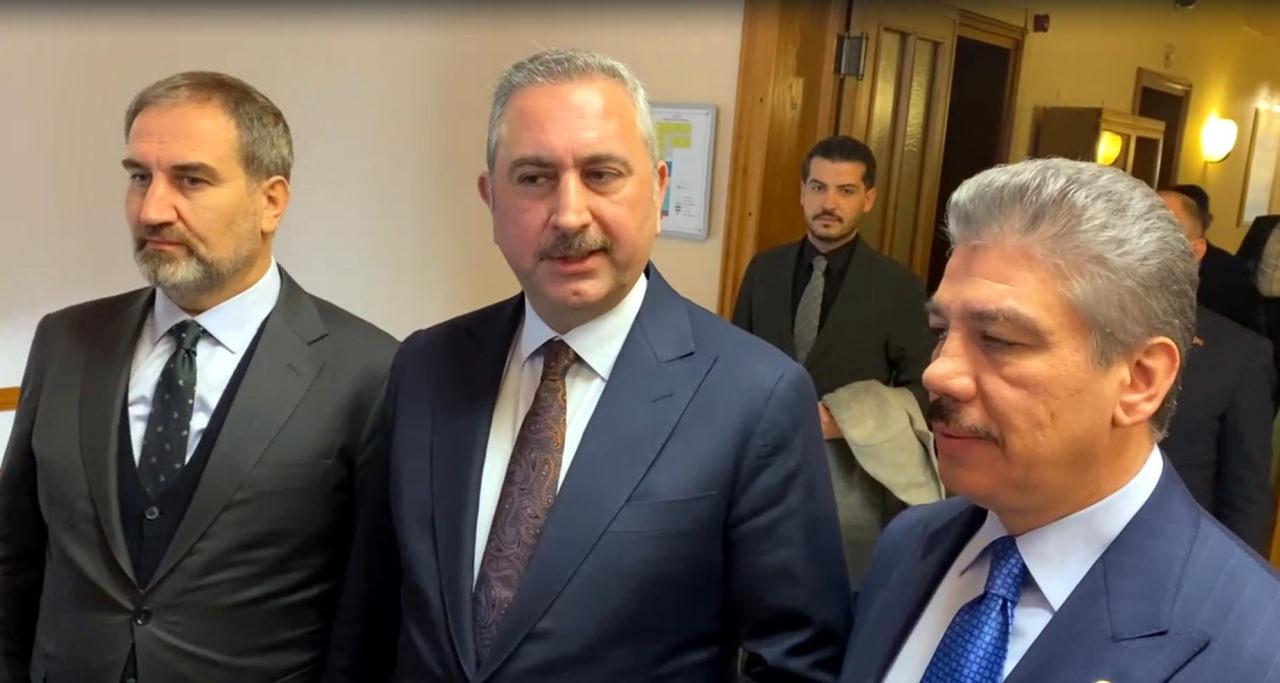 AK Parti Grup Başkanvekili Abdulhamit Gül, AK Parti Genel Başkan Yardımcısı Mustafa Şen, AK Parti İstanbul Milletvekili Cüneyt Yüksel ile birlikte, 'Terörsüz Türkiye' sürecine ilişkin partisinin hazırladığı raporu, TBMM Genel Sekreterliğine sundu.