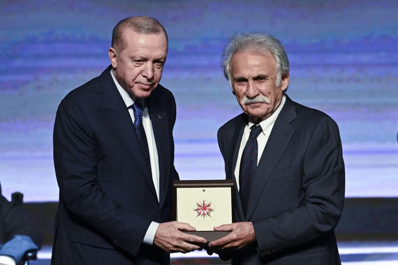 Cumhurbaşkanı Erdoğan, arkeoloji ödülünü Prof. Dr. Fahri Işık'a takdim etti.