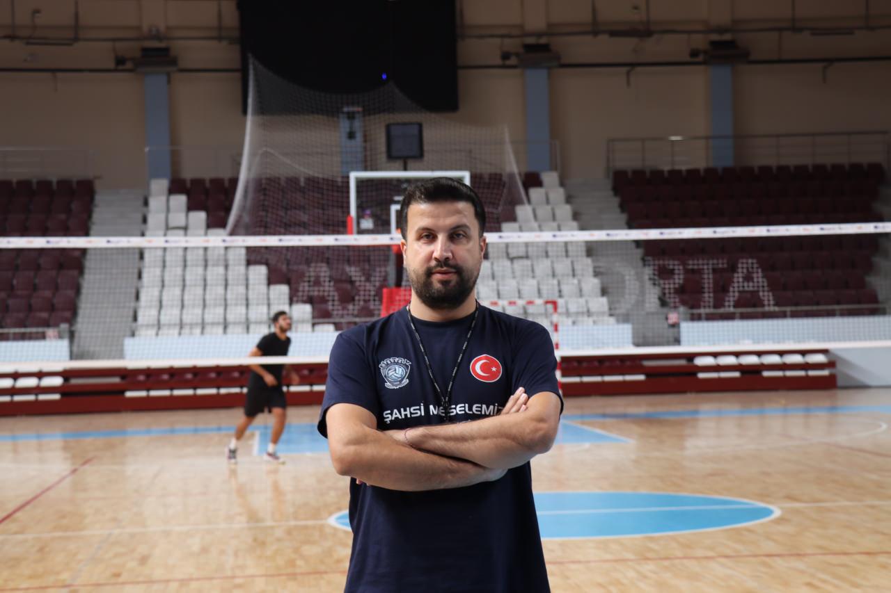 ArsaVev Hatay Voleybol Kulübü Başkanı ve Başantrenör Mehmet Bekmez, depremlerin ardından kentteki tek profesyonel voleybol takımı olarak yola devam ettiklerini söyledi.