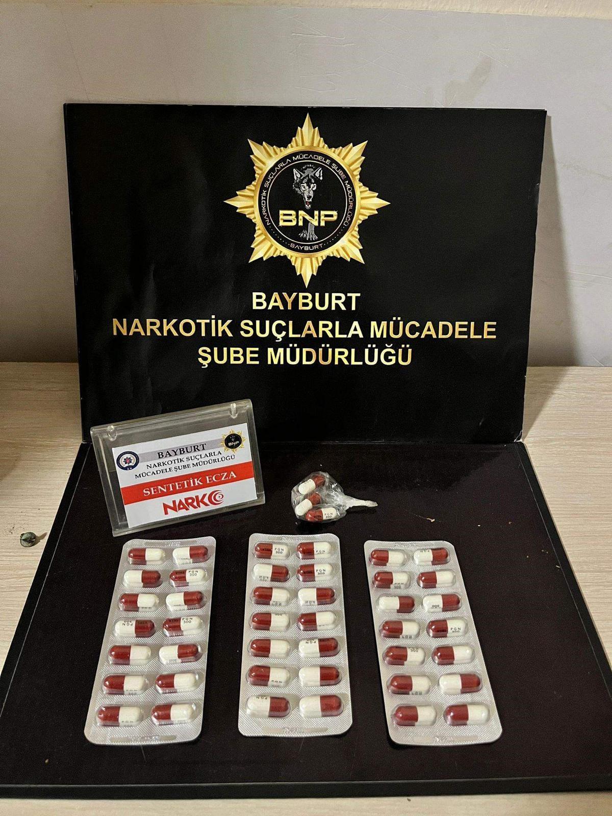 Bayburt’ta yapılan uyuşturucu operasyonunda bonzai ve lyrica ele geçirildi.