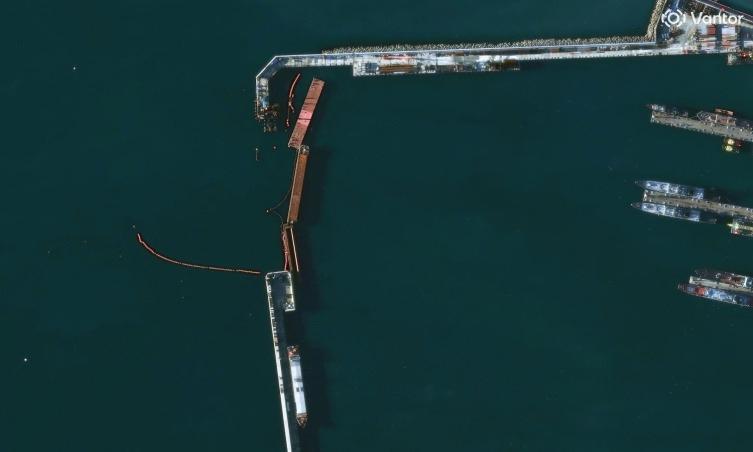 [Rusya saldırının gerçekleştiği limanın girişini su üstü düşman öğelerine önlem olarak bariyerlerle kapatmıştı.]