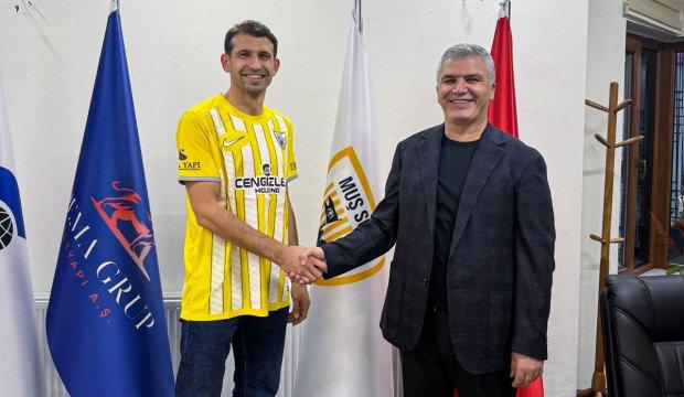 2. Lig ekibi 16 ma&ccedil;ta 10 gol atan forveti kaptı