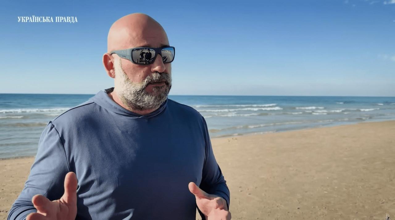 Timur Mindich, İsrail'de sahilde röportaj verdi.