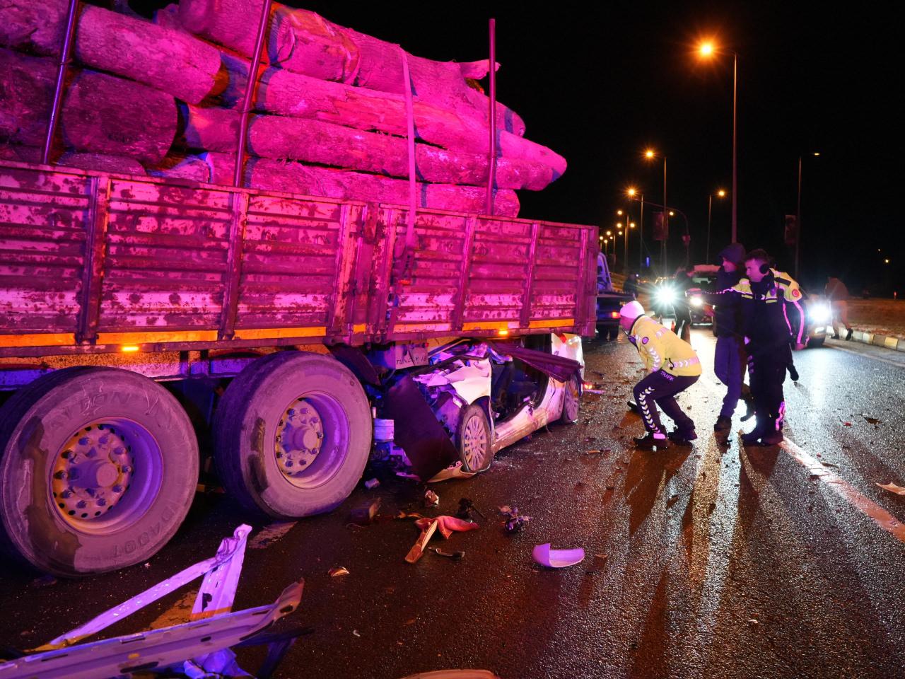 Otomobil tırın dorsesinin altında girdi.