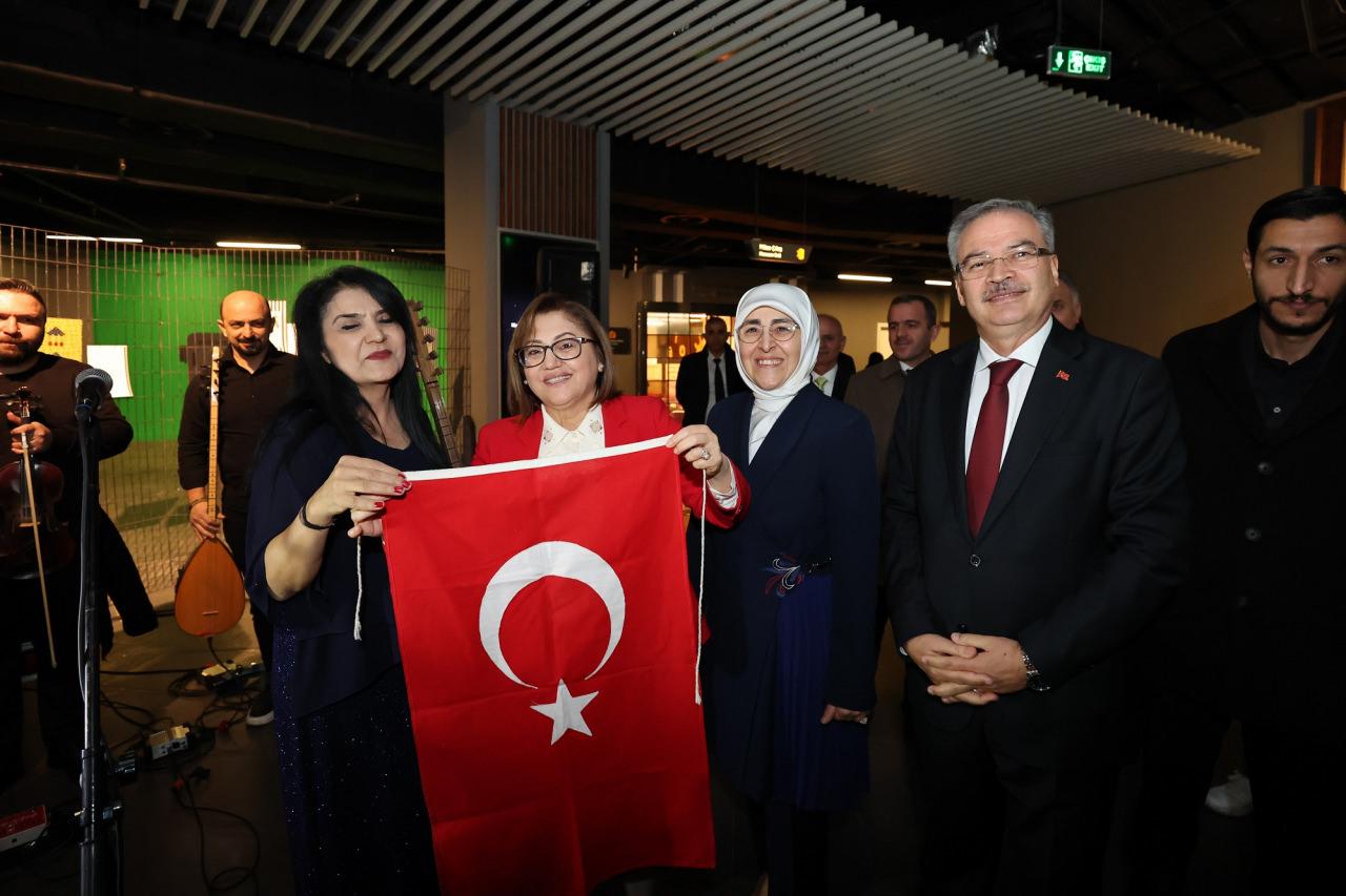 Gaziantep Büyükşehir Belediye Başkanı Fatma Şahin sergi açılışına katıldı.