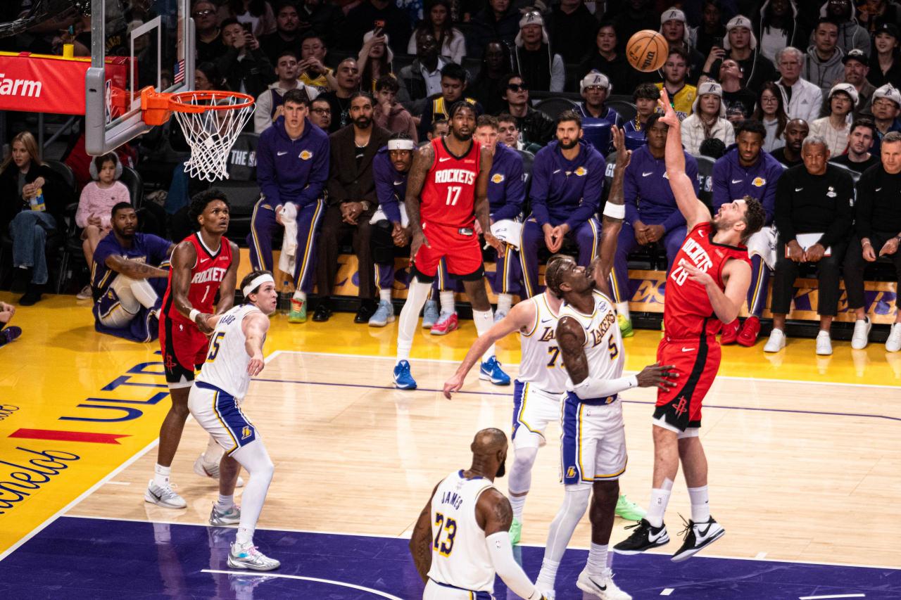 Los Angeles Lakers'ı 119-96 yenen Houston'da Alperen Şengün; 14 sayı, 12 ribaund, 4 asist ve 1 top çalmayla oynadı.