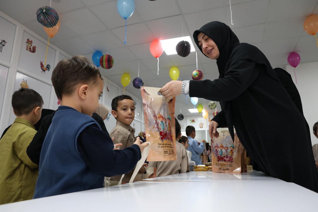 Konya Büyükşehir Belediyesi tarafından öğrencilere hediyeler verildi.