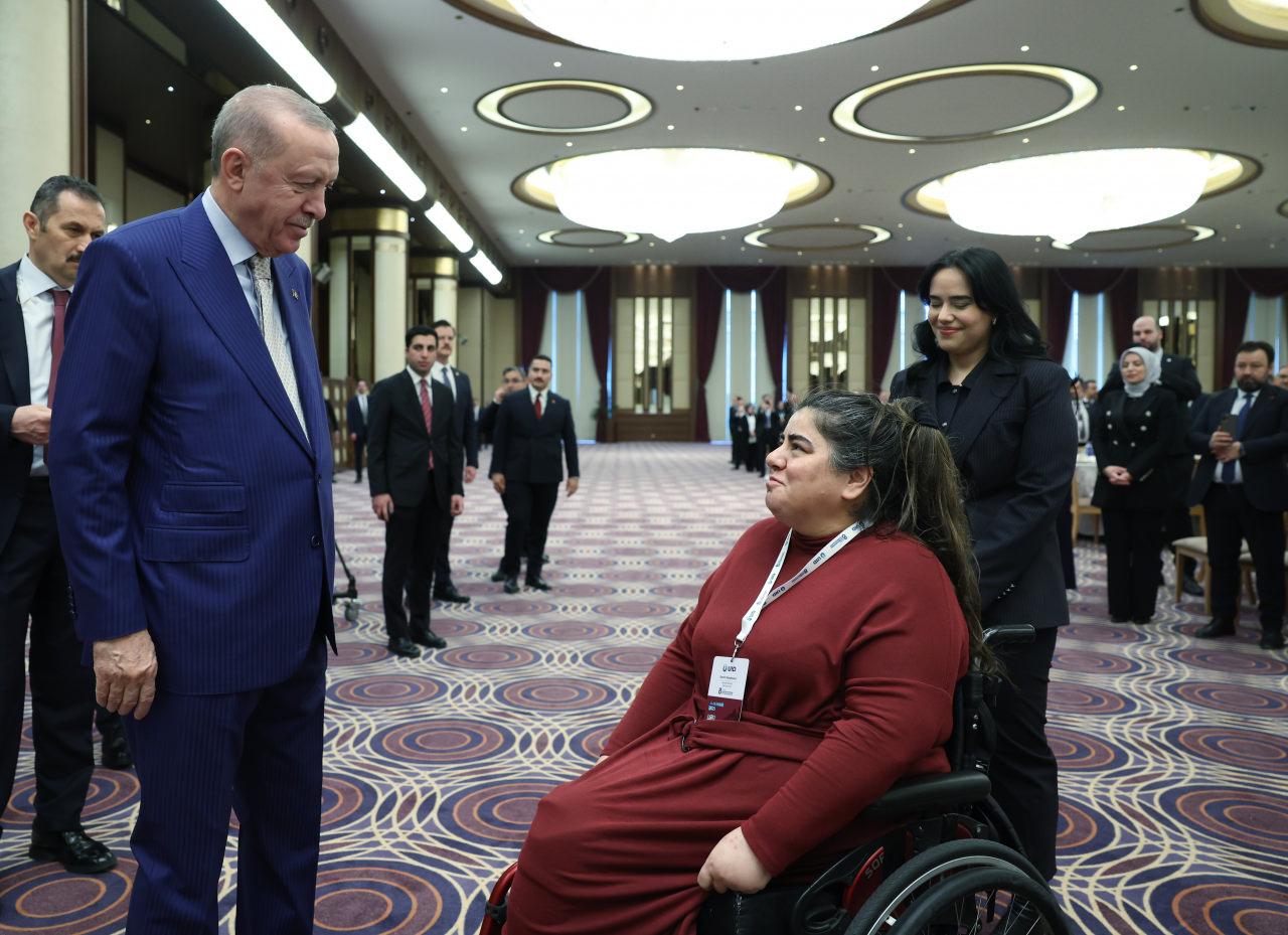 Cumhurbaşkanı Recep Tayyip Erdoğan, Beştepe Millet Sergi Salonu'nda Uluslararası Demokratlar Birliği heyetini kabul etti. Cumhurbaşkanı Erdoğan, heyette yer alan bazı konuklarla sohbet etti.