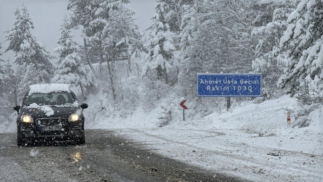 Karabük-Bartın kara yolunda kar nedeniyle tırların geçişine izin verilmiyor