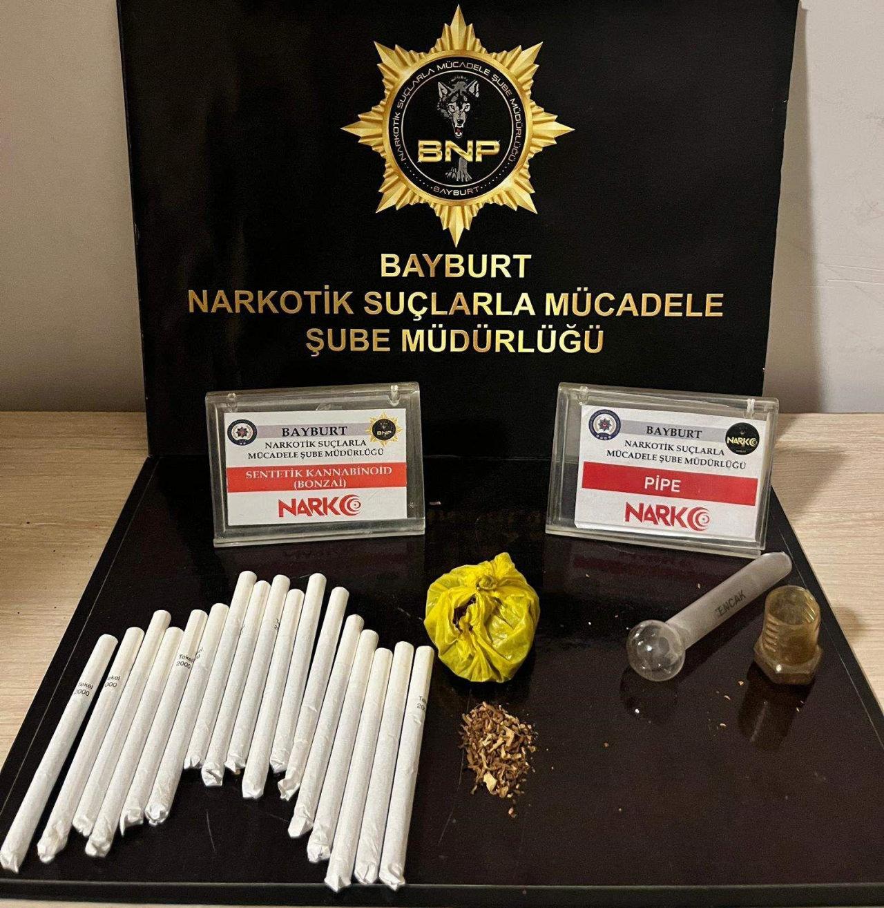 Bayburt’ta yapılan uyuşturucu operasyonunda bonzai ve lyrica ele geçirildi.