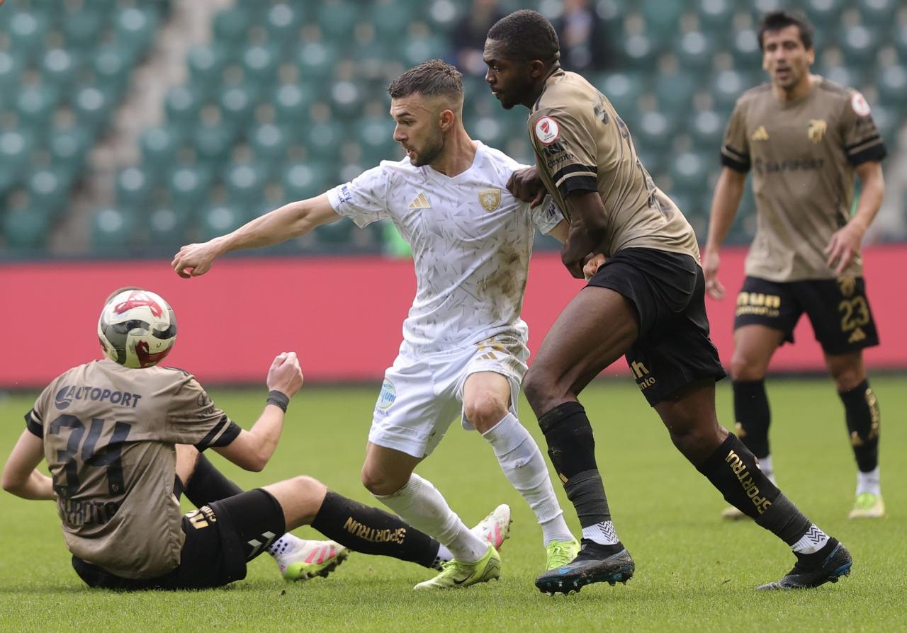 Ziraat Türkiye Kupası grup etabı ilk haftasında Kocaelispor ile Erzurumspor FK, Turka Araç Muayene Kocaeli Stadyumu'nda karşılaştı. Kocaelisporlu Dijksteel (sağda), bir pozisyonda rakibiyle mücadele etti.