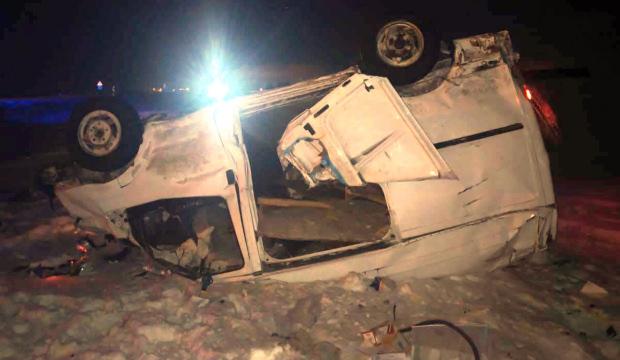 Kars'ta şarampole devrilen panelvanın s&uuml;r&uuml;c&uuml;s&uuml; hayatını kaybetti