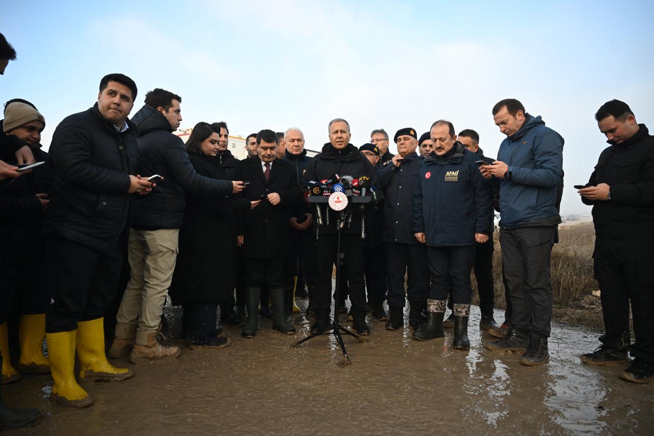  Olay yerine gelen İçişleri Bakanı Ali Yerlikaya, gazetecilere açıklamalarda bulundu.