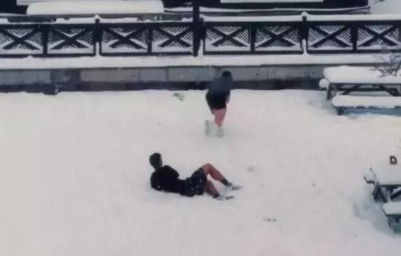 Arda Güler, Yiğit Efe ile karda futbol oynadı