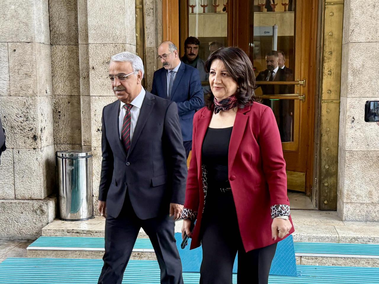 TBMM Başkanı Numan Kurtulmuş, DEM Parti heyetiyle bir araya geldi. Kurtulmuş, TBMM Başkanvekili ve DEM Parti Van Milletvekili Pervin Buldan ile DEM Parti Şanlıurfa Milletvekili Mithat Sancar'ı kabul etti. 