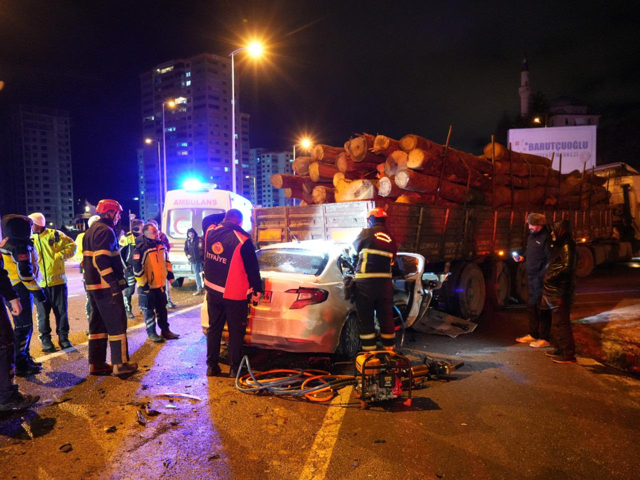 Otomobil tırın dorsesinin altında girdi.