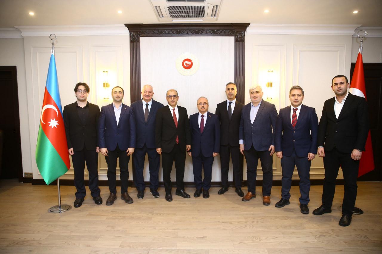 Türk gazeteciler, 'Azerbaycan Basınının 150. Yılı' madalyası ile ödüllendirildi. Cumhurbaşkanı İlham Aliyev'in kararnamesi ile ihdas edilen 'Azerbaycan Basınının 150. Yılı' madalyası Azerbaycanlı ve Türk gazetecilere takdim edildi. Anadolu Ajansı (AA) Asya ve Kafkasya Haberleri Müdürü Tolga Özgenç (sağ 4), Bakü muhabiri Ruslan Rehimov ve kameraman Resul Rehimov (sol 2) madalyaya layık görüldü. Türkiye'nin Bakü Büyükelçisi Birol Akgün (sol 5), Azerbaycan'da faaliyet gösteren ve ödül alan Türk gazetecileri makamında kabul ederek kutladı ve başarı temennisinde bulundu.