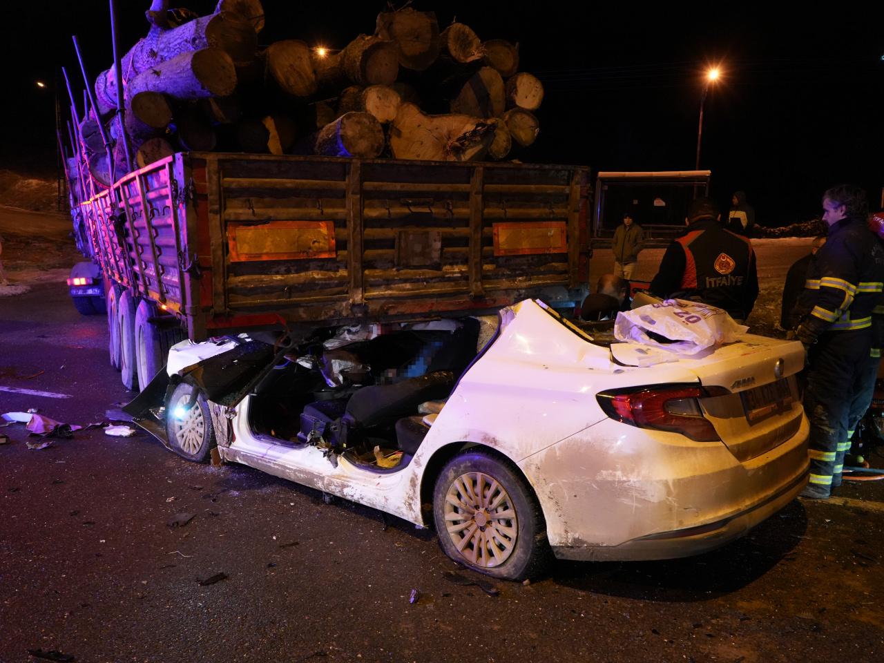 Otomobil tırın dorsesinin altında girdi: 1 kişi öldü, 2 kişi ağır yaralandı.