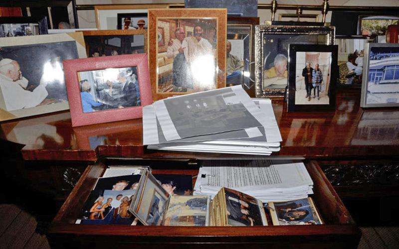 ABD Adalet Bakanlığı tarafından yayınlanan fotoğraf: 6 Temmuz 2019'da Jeffrey Epstein'in evindeki aramadan çıkan belgeler (Kaynak: The Washington Post)