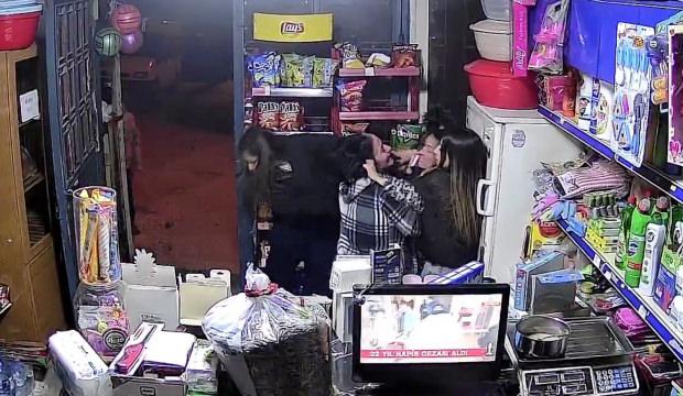 Ankara&rsquo;da markette gelin&ndash;kaynana kavgası: Sa&ccedil; sa&ccedil;a baş başa girdiler
