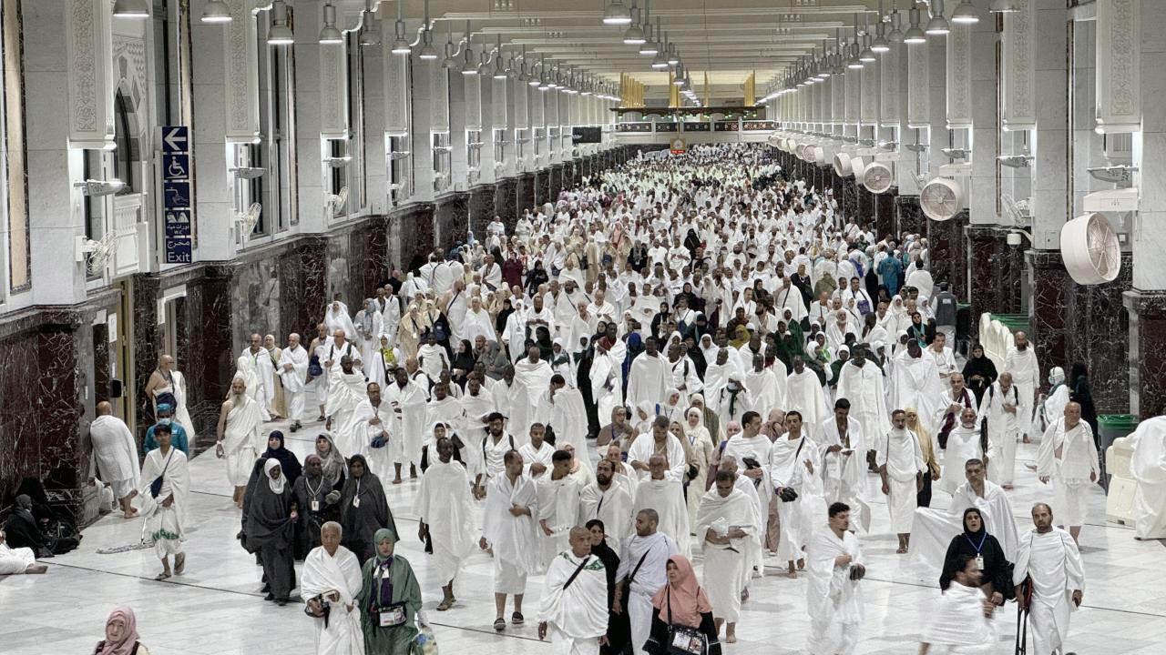 Mekke'de ibadet eden Müslümanlar