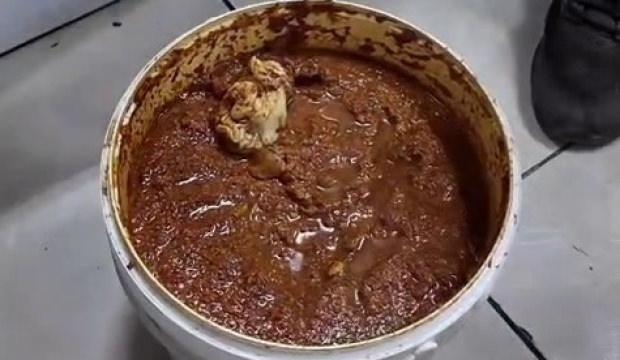 Baharatın i&ccedil;ine bozulmasın diye bırakılan &ccedil;iğ et, zabıta ekiplerini şaşırttı