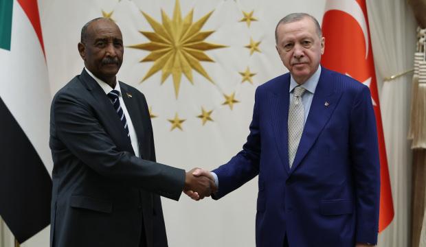 Cumhurbaşkanı Erdoğan, Sudan Egemenlik Konseyi Başkanı el-Burhan'ı kabul ediyor