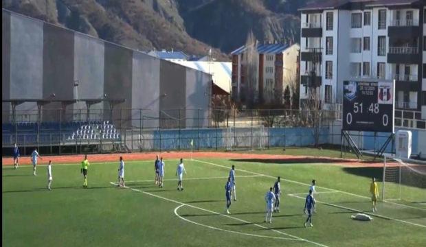 Futbolda g&uuml;ld&uuml;ren anlar! Sahaya giren k&ouml;pek kalenin &ouml;n&uuml;nde uyudu! 