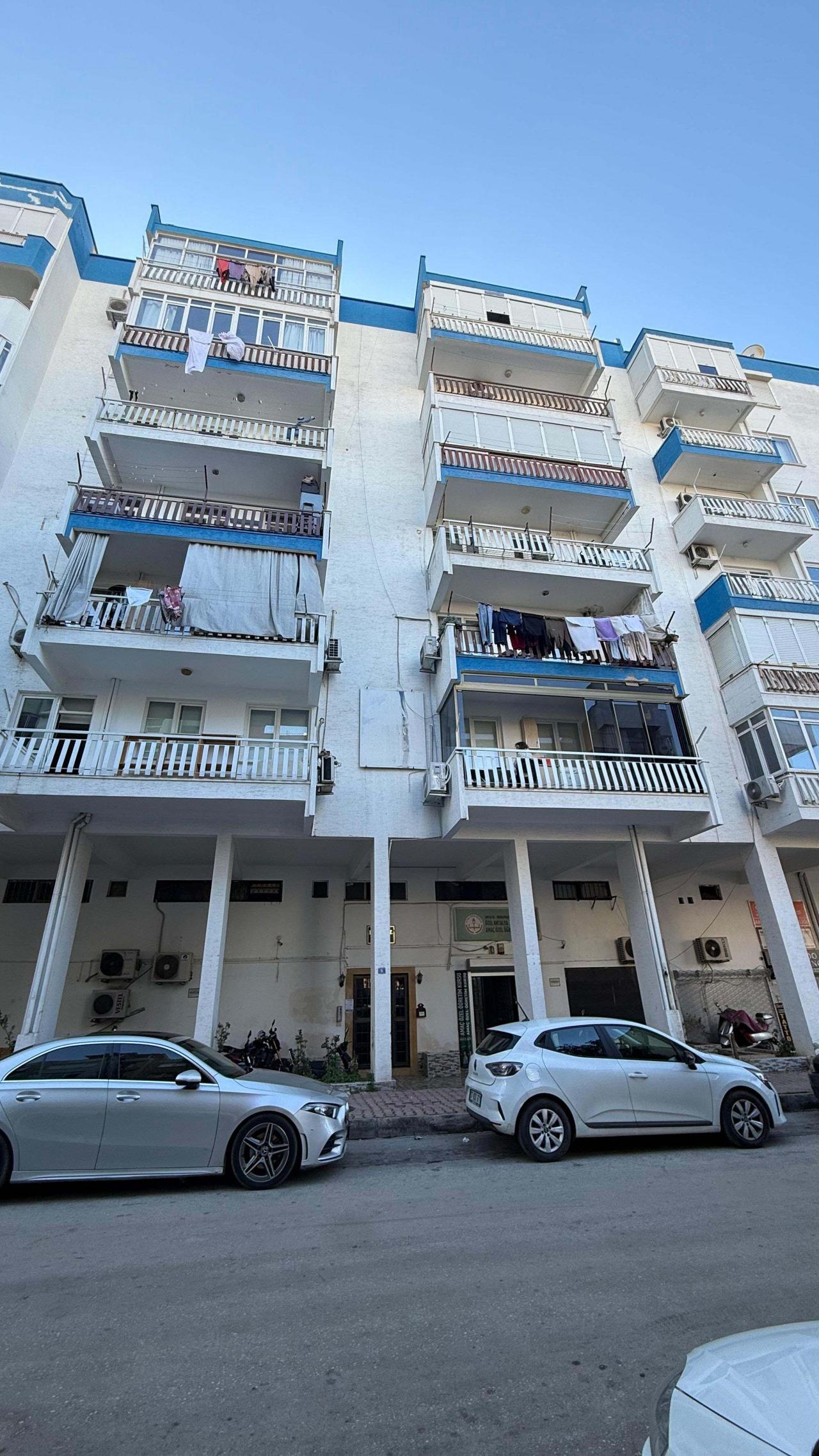 Fatmana Karamık'ın ölü bulunduğu apartmanın dışarıdan görünümü. 